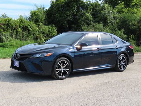 Used 2018 Toyota Camry SE w/ Moonroof Package FWD image 19