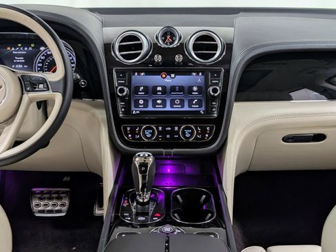 Used 2018 Bentley Bentayga AWD/4WD image 28