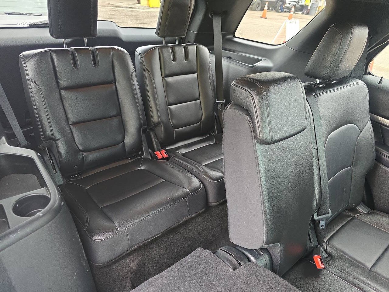 Used 2018 Ford Explorer XLT w/ Equipment Group 202A AWD/4WD image 14