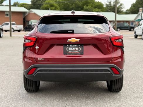 Used 2024 Chevrolet Trax LS w/ LS Convenience Package FWD image 8