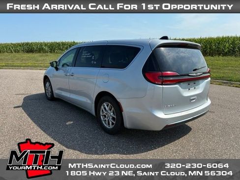 Used 2024 Chrysler Pacifica Touring-L FWD image 6