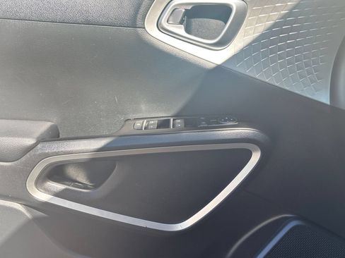 Used 2025 Kia Soul LX w/ LX Technology Package FWD image 18