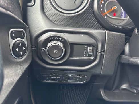 Used 2025 Jeep Wrangler Unlimited Rubicon AWD/4WD image 39