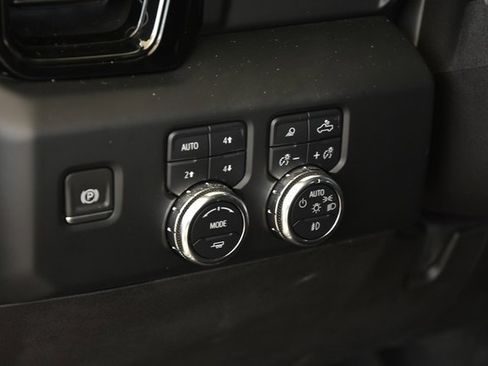 Used 2024 GMC Sierra 2500 AT4 image 29