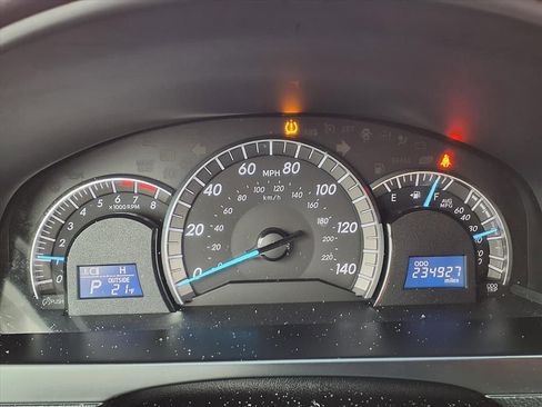 Used 2014 Toyota Camry L image 16