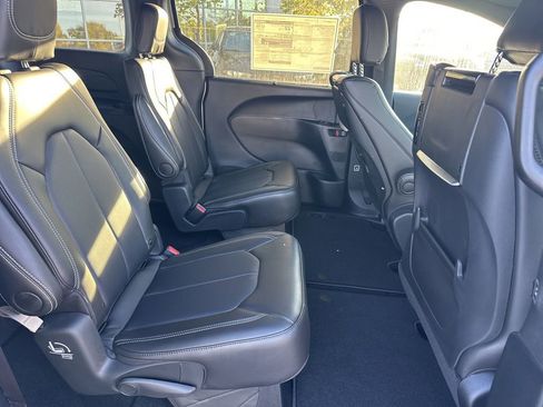 New 2026 Chrysler Pacifica Select image 48