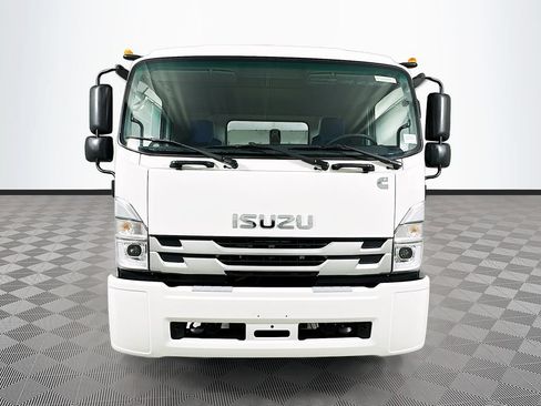 New 2026 Isuzu FTR RWD image 2