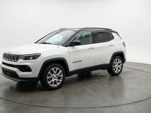 Used 2025 Jeep Compass Limited AWD/4WD image 3