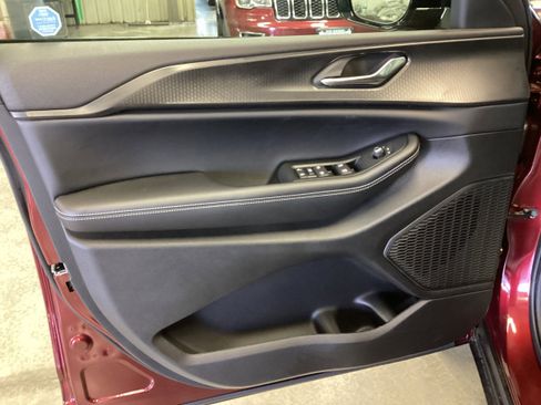 New 2025 Jeep Grand Cherokee Altitude image 12