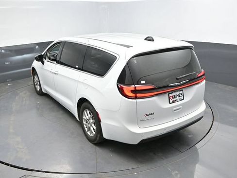 Used 2024 Chrysler Pacifica Touring-L FWD image 42
