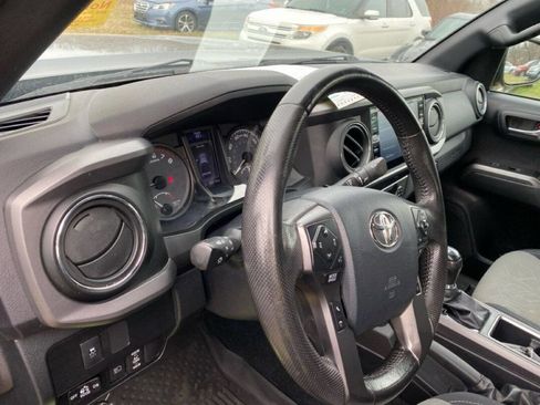 Used 2020 Toyota Tacoma TRD Off-Road w/ Technology Package image 30