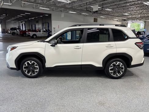 Used 2025 Subaru Forester Premium AWD/4WD image 4