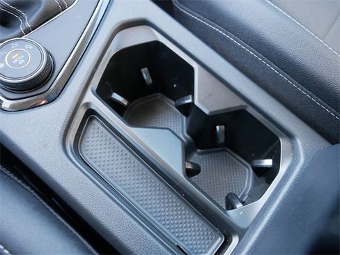 Certified 2025 Volkswagen Taos SE image 29