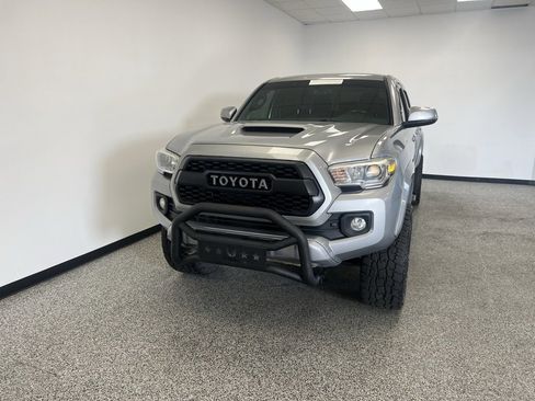 Used 2017 Toyota Tacoma TRD Sport image 3
