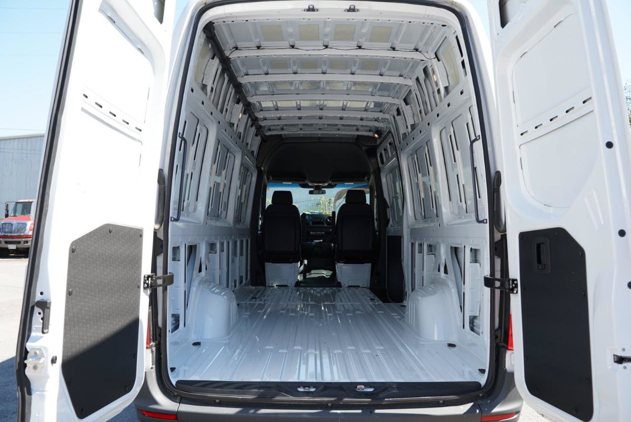 Used 2025 Mercedes-Benz Sprinter 2500 image 36
