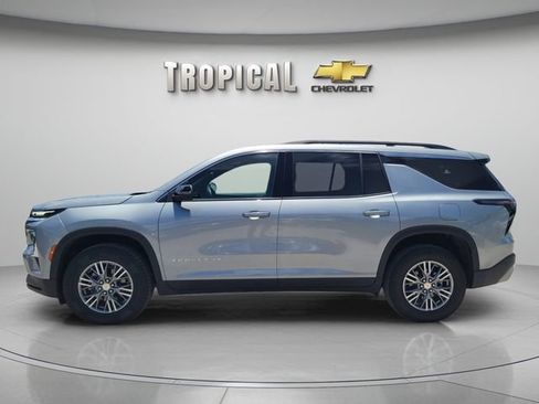 Used 2025 Chevrolet Traverse LT AWD/4WD image 2