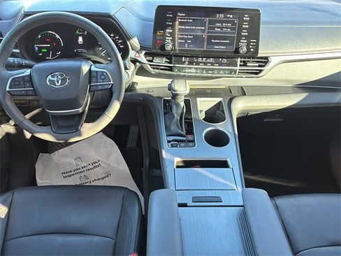 Used 2024 Toyota Sienna XLE Woodland Edition image 15