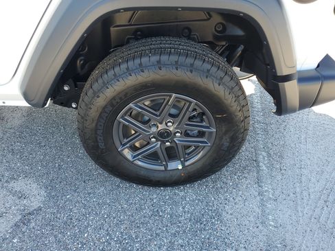 Used 2026 Jeep Wrangler Unlimited Sport AWD/4WD image 5