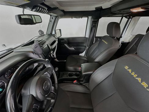 Used 2015 Jeep Wrangler Unlimited Sahara w/ Connectivity Group AWD/4WD image 5