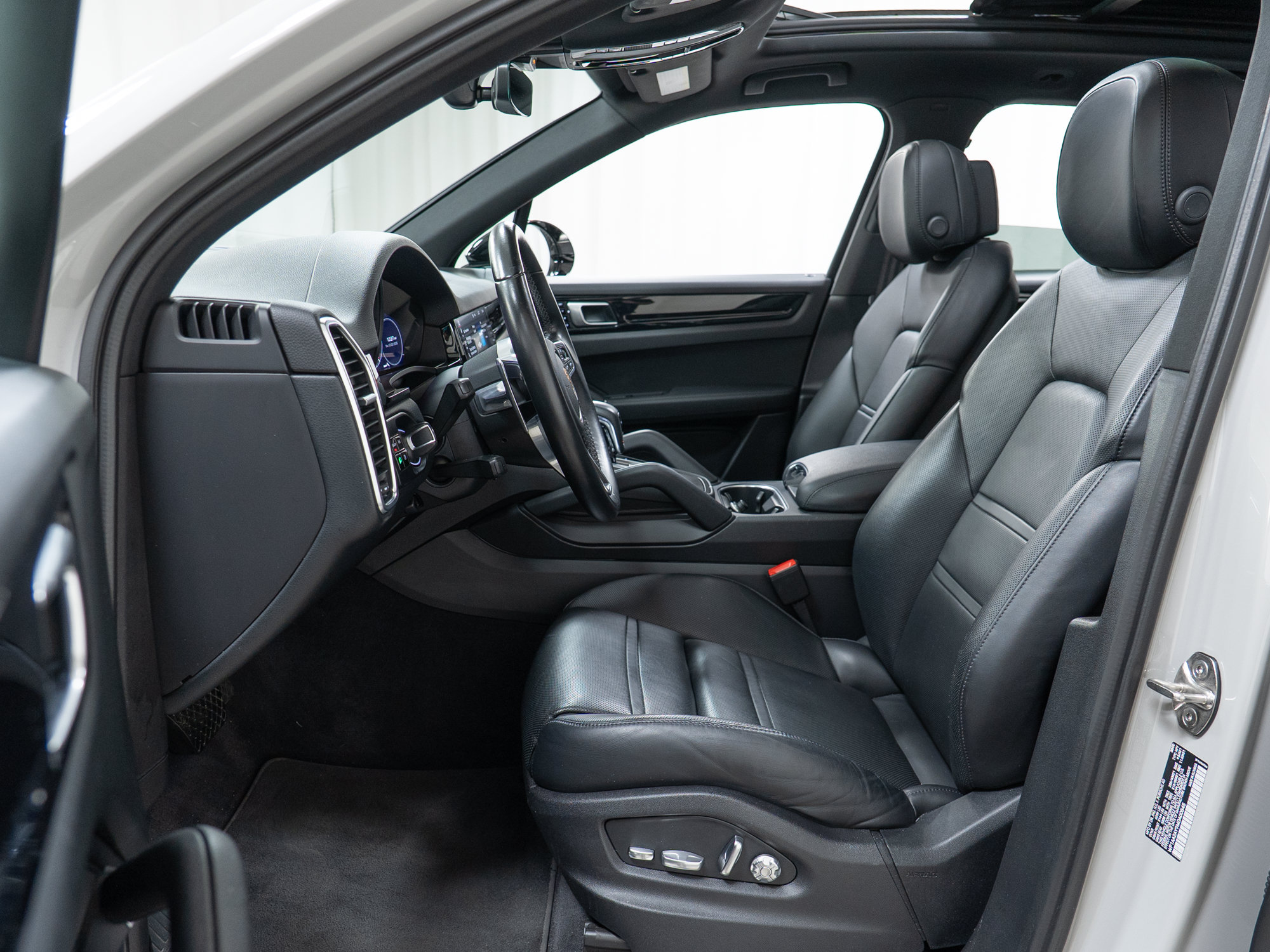Used 2021 Porsche Cayenne AWD/4WD image 16