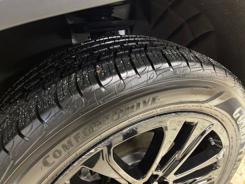 Certified 2023 GMC Acadia SLE w/ Driver Convenience Package image 27