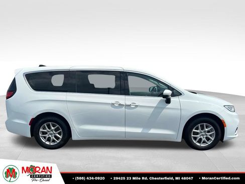 Used 2023 Chrysler Pacifica Touring-L FWD image 6