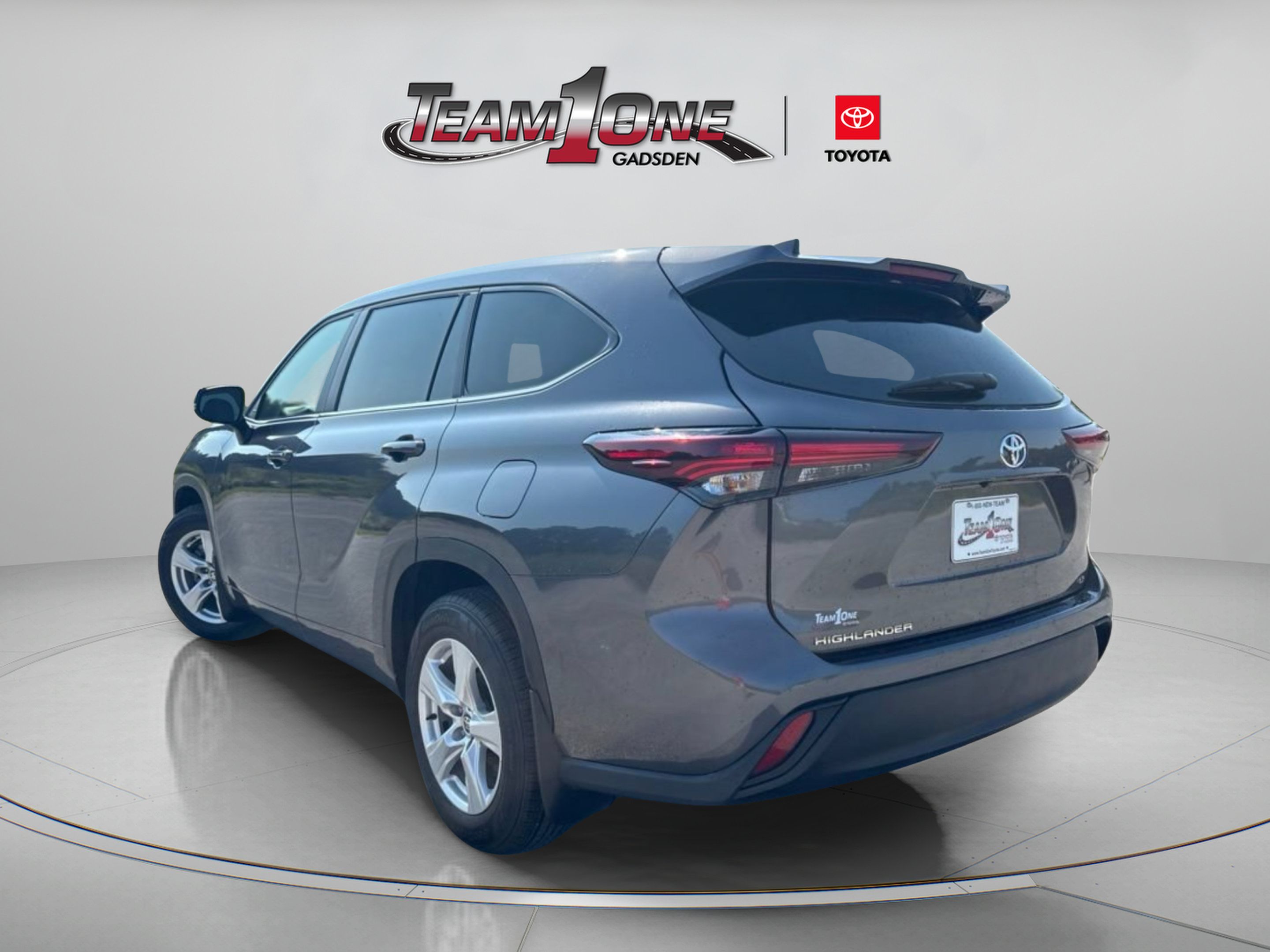 Used 2025 Toyota Highlander LE FWD image 6