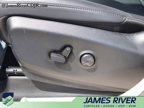Used 2024 Chrysler Pacifica Touring-L FWD image 23