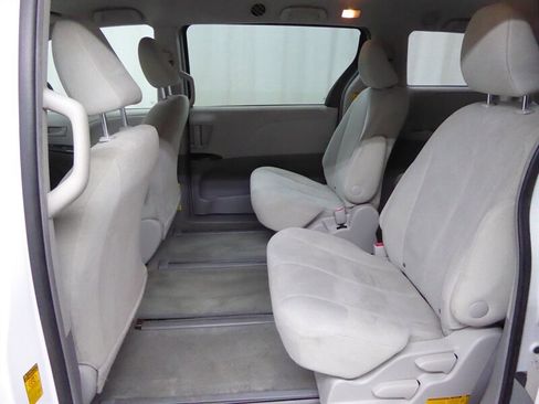 Used 2013 Toyota Sienna L image 22