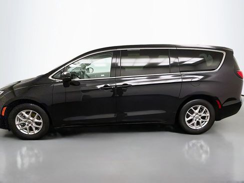 Used 2023 Chrysler Pacifica Touring-L image 4