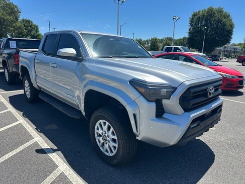 Used 2024 Toyota Tacoma SR5 AWD/4WD image 5