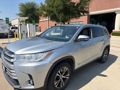 Used 2019 Toyota Highlander Plus FWD image 2