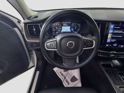 Used 2021 Volvo XC60 T5 Momentum w/ Premium Package FWD image 11