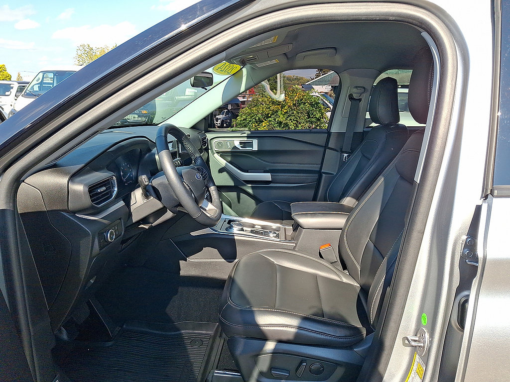 Used 2024 Ford Explorer XLT w/ Equipment Group 202A AWD/4WD image 52