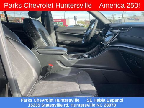 Used 2025 Jeep Grand Cherokee Altitude AWD/4WD image 14