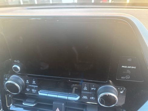 Used 2023 Toyota Highlander XLE AWD/4WD image 10