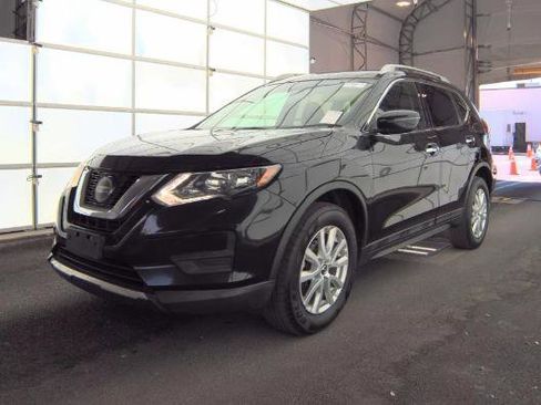 Used 2018 Nissan Rogue SV image 1