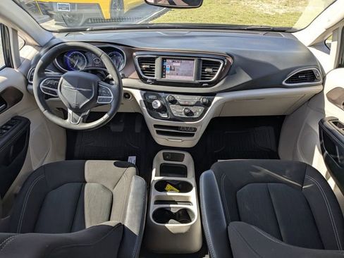 Used 2023 Chrysler Voyager LX FWD image 13