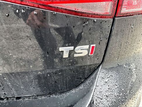 Used 2017 Volkswagen Golf SE image 8