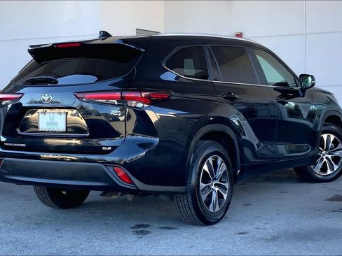 Used 2024 Toyota Highlander XLE FWD image 24