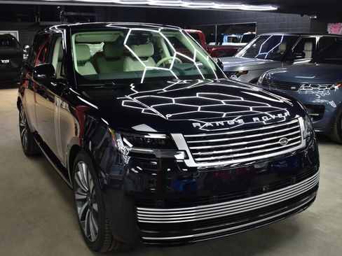 Used 2024 Land Rover Range Rover SV image 3