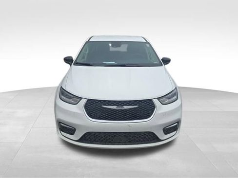 Used 2024 Chrysler Pacifica Touring-L image 9