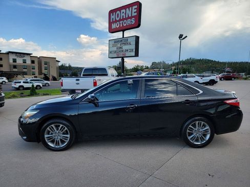 Used 2017 Toyota Camry SE w/ Moonroof Package FWD image 9