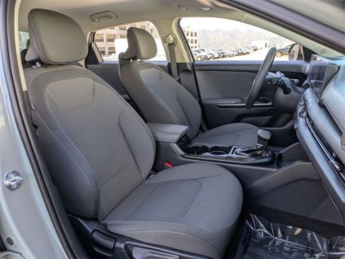 Used 2025 Kia K4 LXS image 28