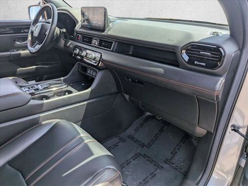 Used 2025 Honda Pilot TrailSport image 29