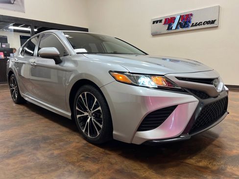 Used 2019 Toyota Camry SE image 3