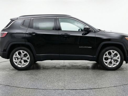 Used 2025 Jeep Compass Latitude AWD/4WD image 11