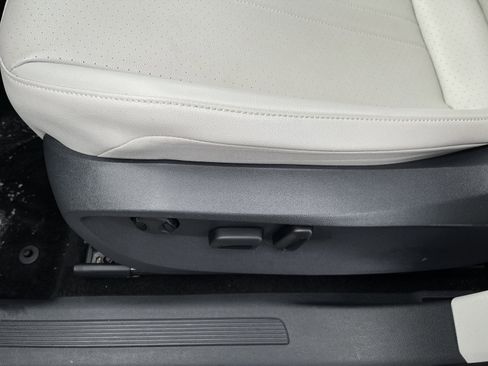 Used 2022 Volkswagen Tiguan SE image 16