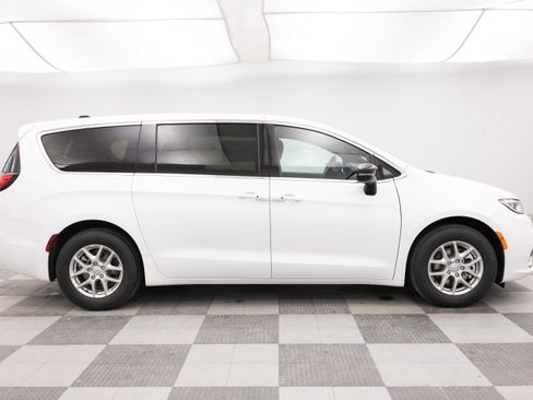 New 2026 Chrysler Pacifica Select FWD image 12