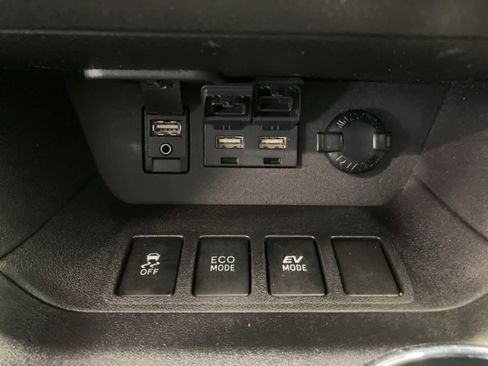 Used 2019 Toyota Highlander XLE image 18